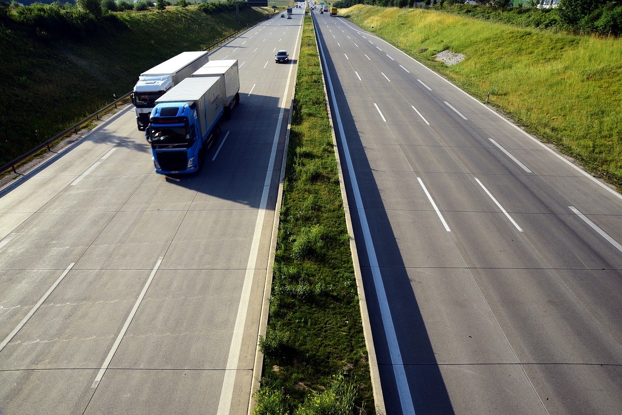 Transport krajowy a międzynarodowy – czym się różnią?