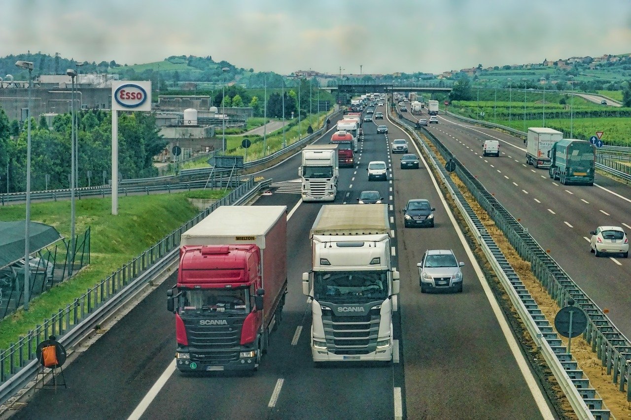Transport po autostradach w Europie – co trzeba wiedzieć?
